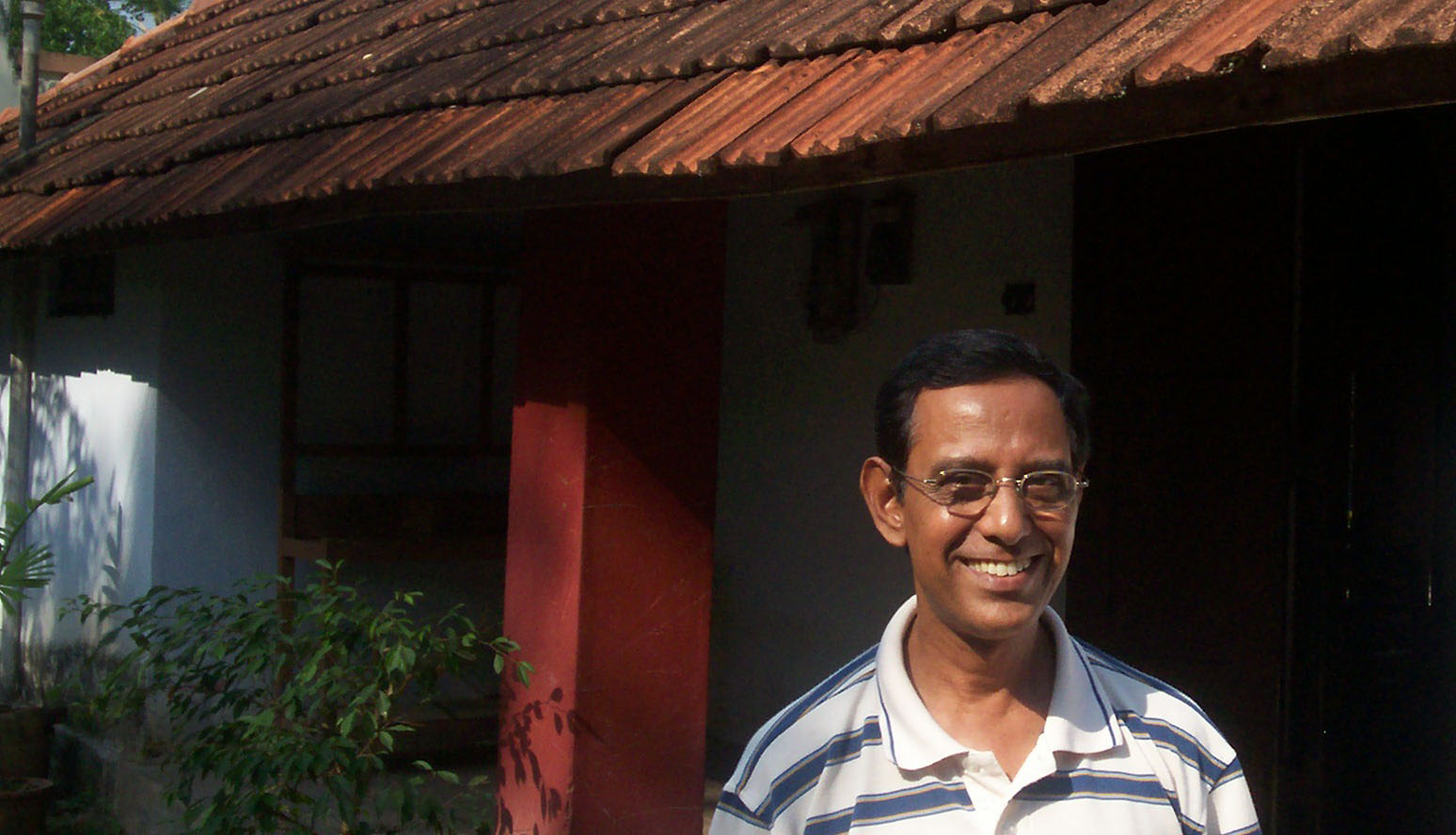 Giles Francis in front of the building where he painted the House flags in the 1970s - Photo: Ashok R Chandran
